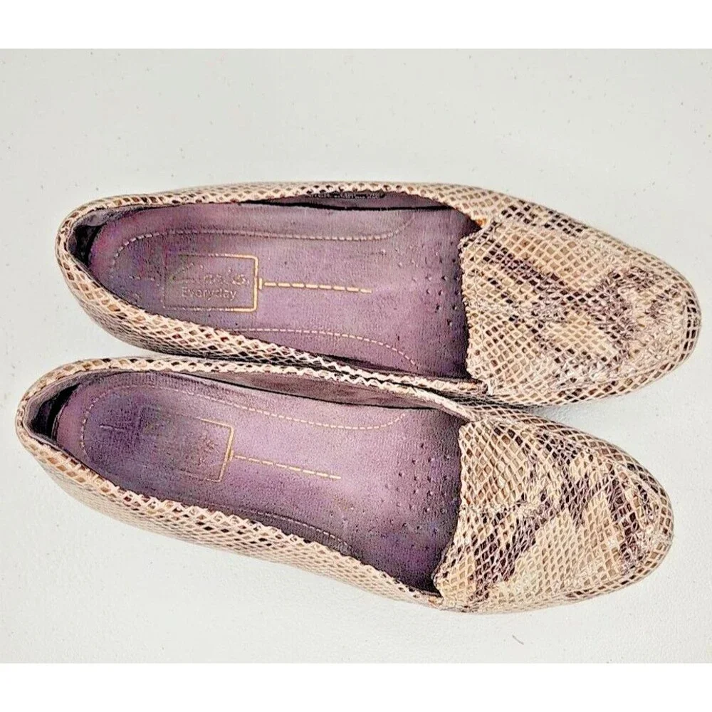 Clarks Artisan Brown Faux Snakeskin Leather Loafers Flats Slip Ons Size US 8 EUC
